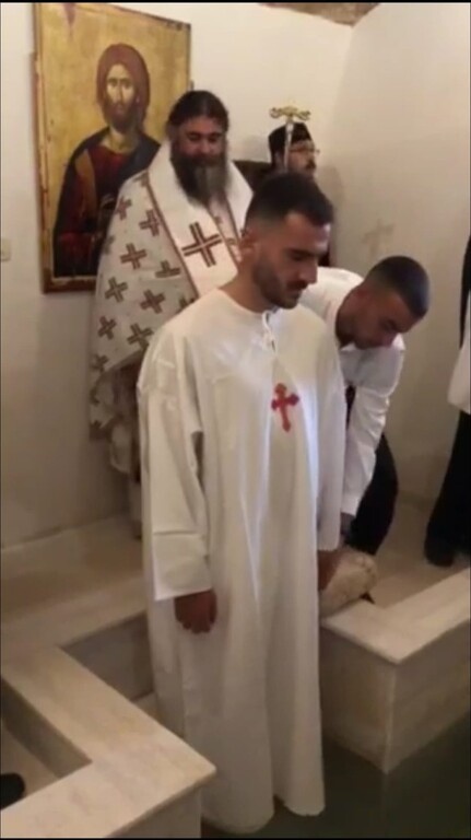 Έλληνας ποδοσφαιριστής βάπτισε πρώην συμπαίκτη του (video)