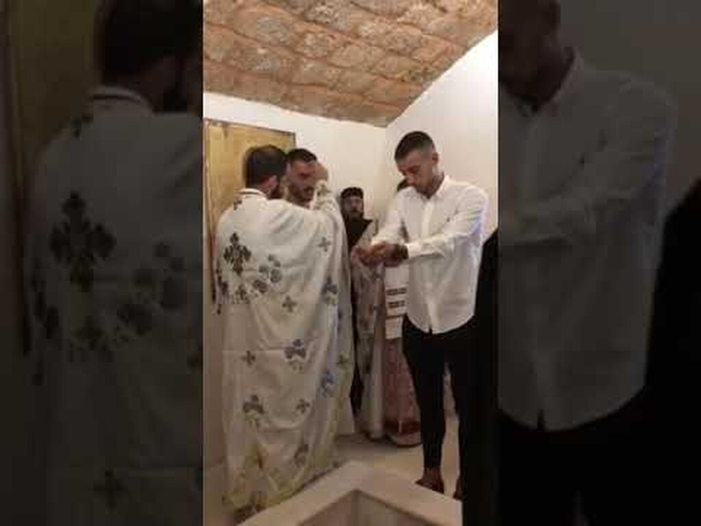 Έλληνας ποδοσφαιριστής βάπτισε πρώην συμπαίκτη του (video)