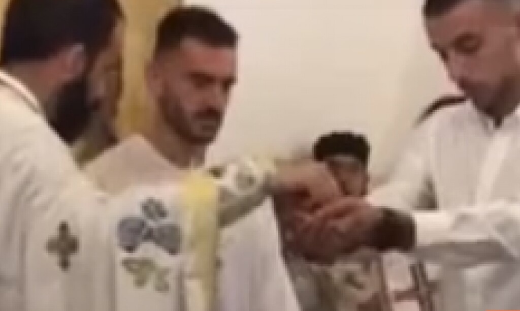 Έλληνας ποδοσφαιριστής βάπτισε πρώην συμπαίκτη του (video)