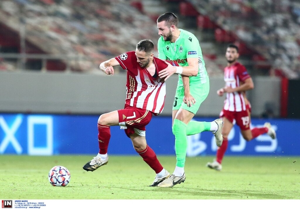 Ολυμπιακός-Ομόνοια: Δεν προλάβαινε τον Φορτούνη και τον... γκρέμισε! (video)