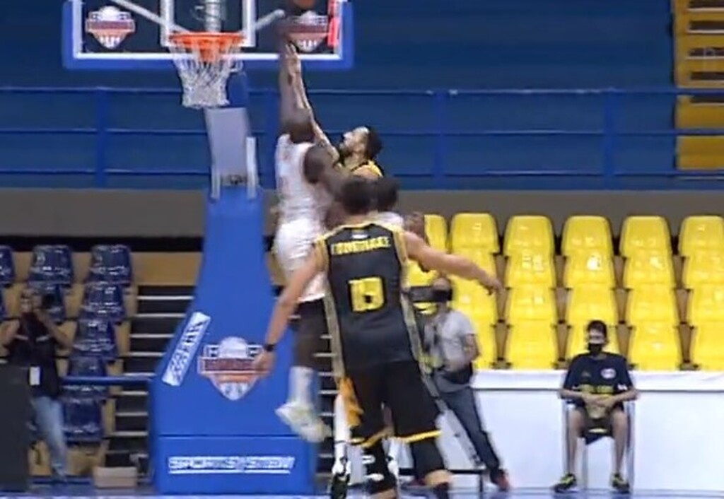 Προμηθέας-ΑΕΚ: Συγκρούστηκε με συμπαίκτη του και χτύπησε ο Αγκπελέζε (video)