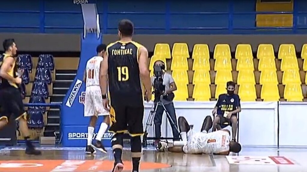 Προμηθέας-ΑΕΚ: Συγκρούστηκε με συμπαίκτη του και χτύπησε ο Αγκπελέζε (video)