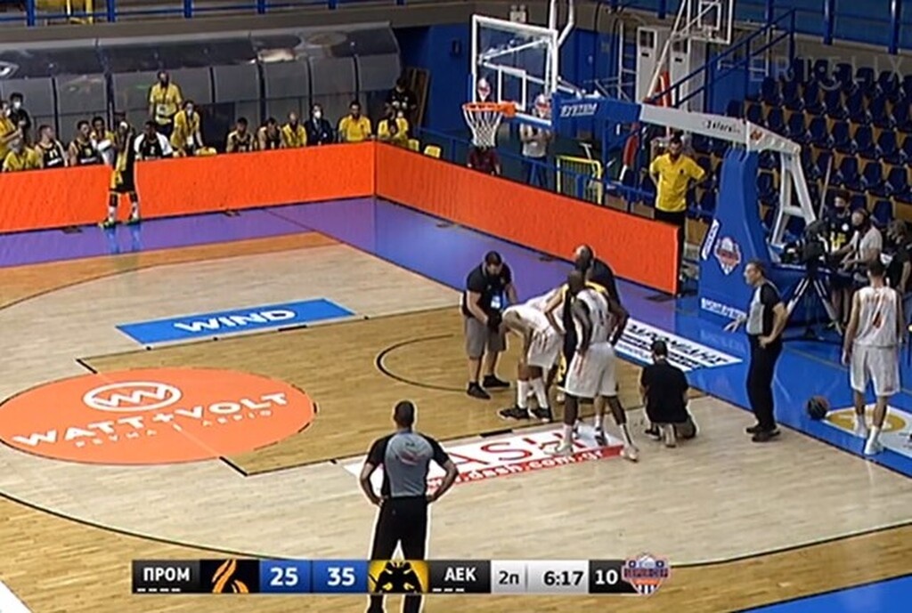 Προμηθέας-ΑΕΚ: Συγκρούστηκε με συμπαίκτη του και χτύπησε ο Αγκπελέζε (video)