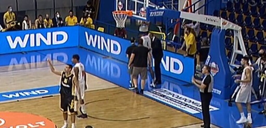 Προμηθέας-ΑΕΚ: Συγκρούστηκε με συμπαίκτη του και χτύπησε ο Αγκπελέζε (video)