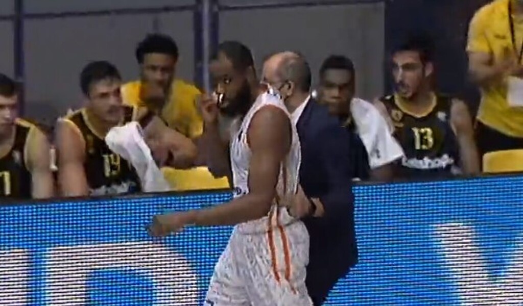 Προμηθέας-ΑΕΚ: Συγκρούστηκε με συμπαίκτη του και χτύπησε ο Αγκπελέζε (video)