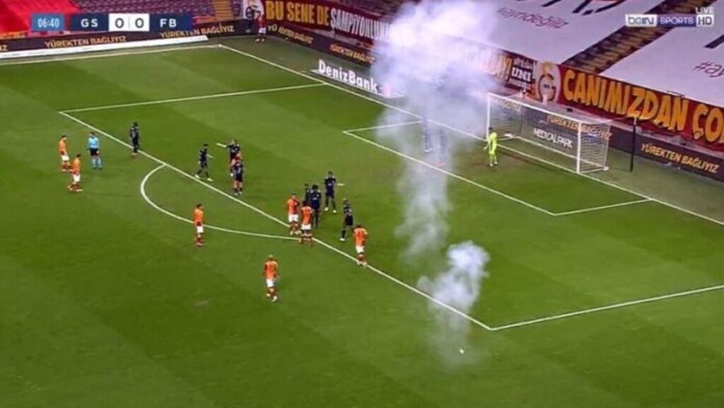 Έπεσε φωτοβολίδα στο γήπεδο σε ντέρμπι κεκλεισμένων των θυρών! (photos΄+videos)