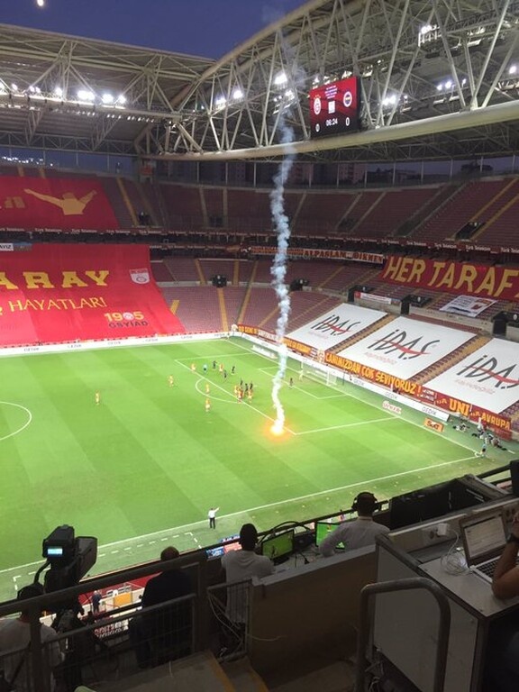 Έπεσε φωτοβολίδα στο γήπεδο σε ντέρμπι κεκλεισμένων των θυρών! (photos΄+videos)