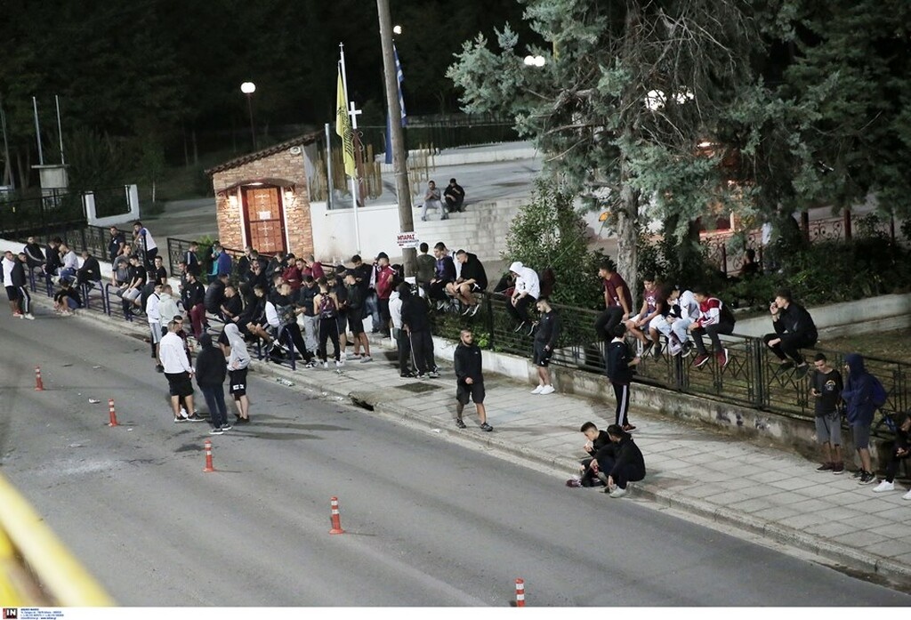 ΑΕΛ-Παναθηναϊκός: Κόσμος έξω από το Αλκαζάρ και πανό… κατά πάντων (photos)
