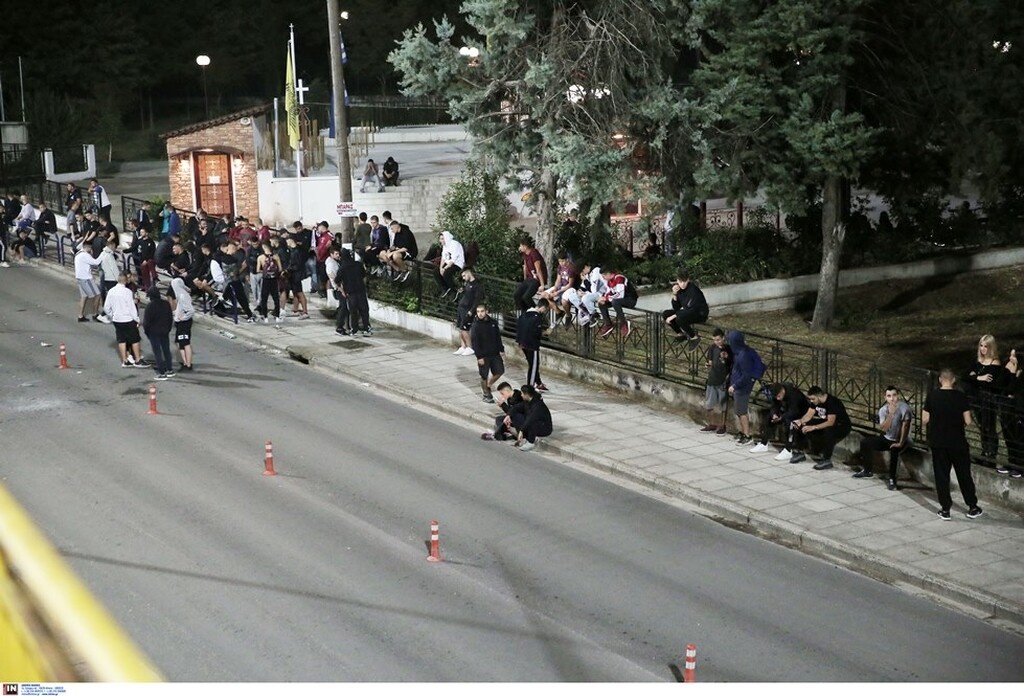 ΑΕΛ-Παναθηναϊκός: Κόσμος έξω από το Αλκαζάρ και πανό… κατά πάντων (photos)