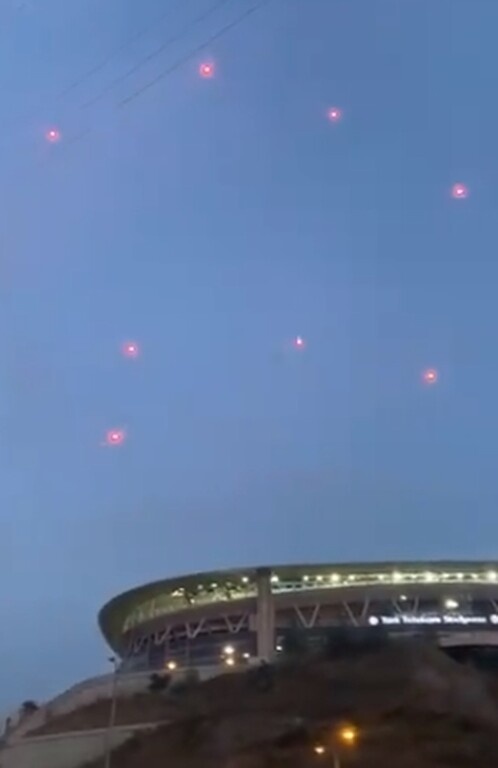 Έπεσε φωτοβολίδα στο γήπεδο σε ντέρμπι κεκλεισμένων των θυρών! (photos΄+videos)