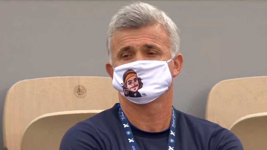 Η τρομερή μάσκα του πατέρα Τσιτσιπά και η διακοπή! (videos+photos)