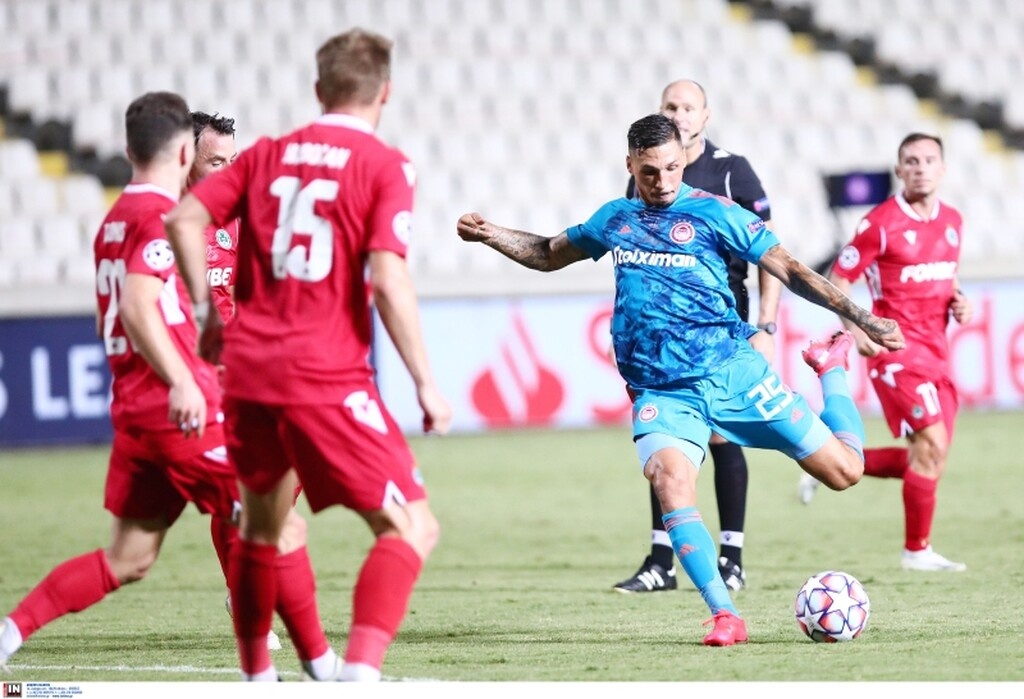 Ομόνοια-Ολυμπιακός: Έξαλλος ο Χολέμπας, φόρεσε... γυαλιά στο βοηθό (video)