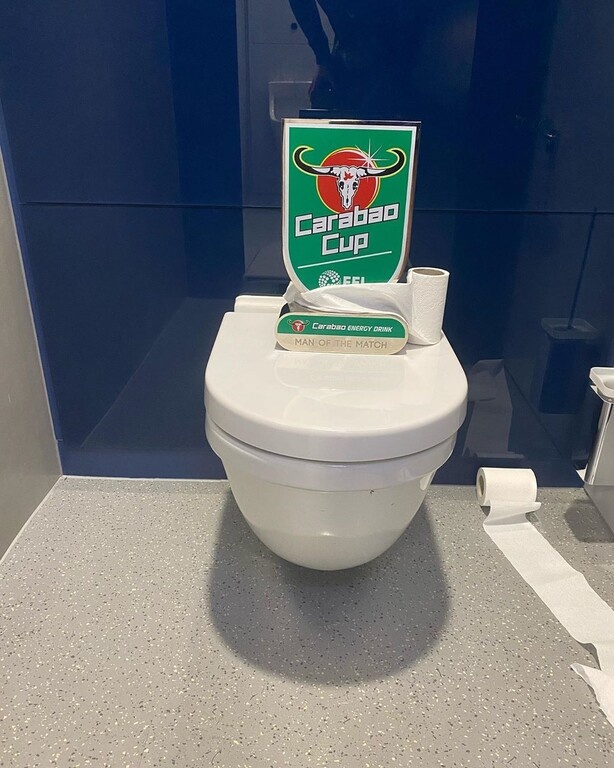 Ο Ντάιερ τρολάρει τον Μουρίνιο και έβγαλε MVP μια… λεκάνη τουαλέτας! (photo)