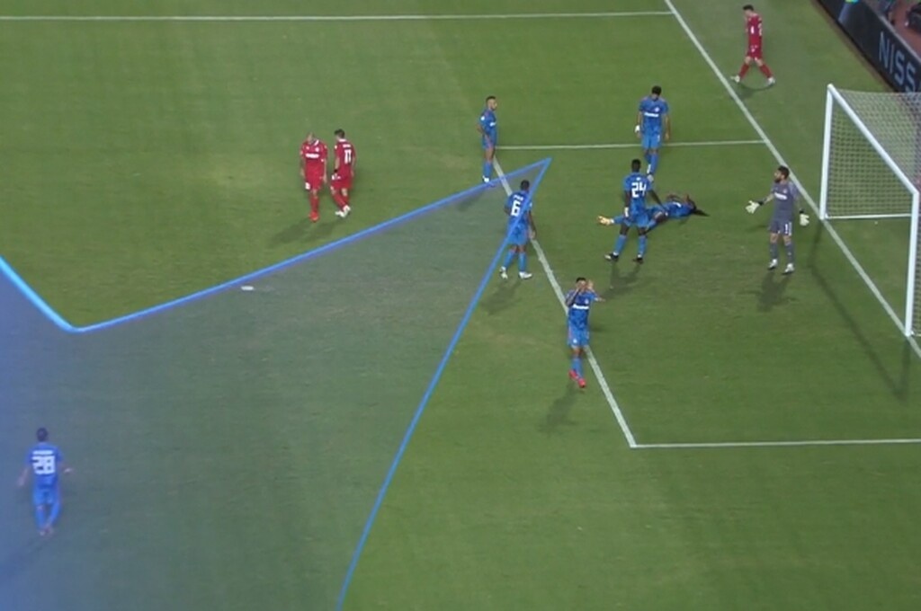 Ομόνοια-Ολυμπιακός: Έξαλλος ο Χολέμπας, φόρεσε... γυαλιά στο βοηθό (video)