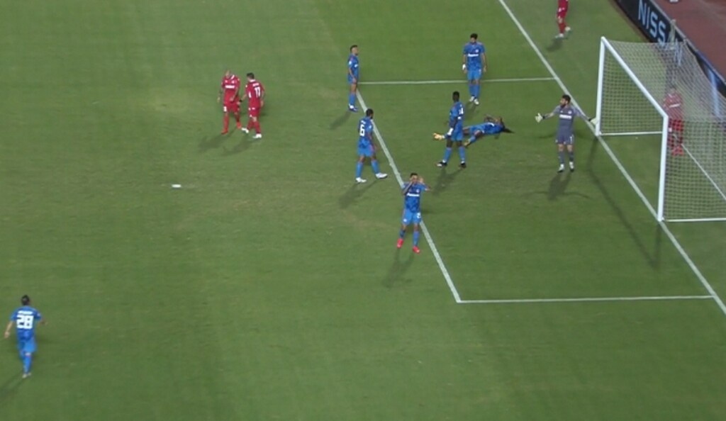 Ομόνοια-Ολυμπιακός: Έξαλλος ο Χολέμπας, φόρεσε... γυαλιά στο βοηθό (video)