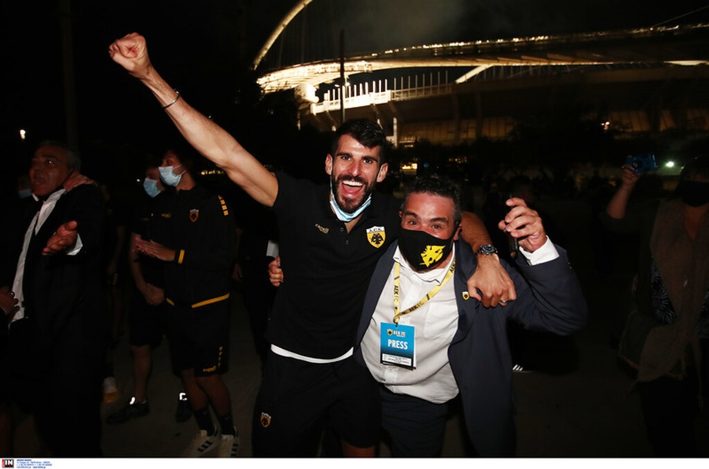 AEK-Βολφσμπουργκ: «Κάηκε» το ΟΑΚΑ – Πανηγύρισαν με τον κόσμο τους οι «κιτρινόμαυροι» (videos+photos)