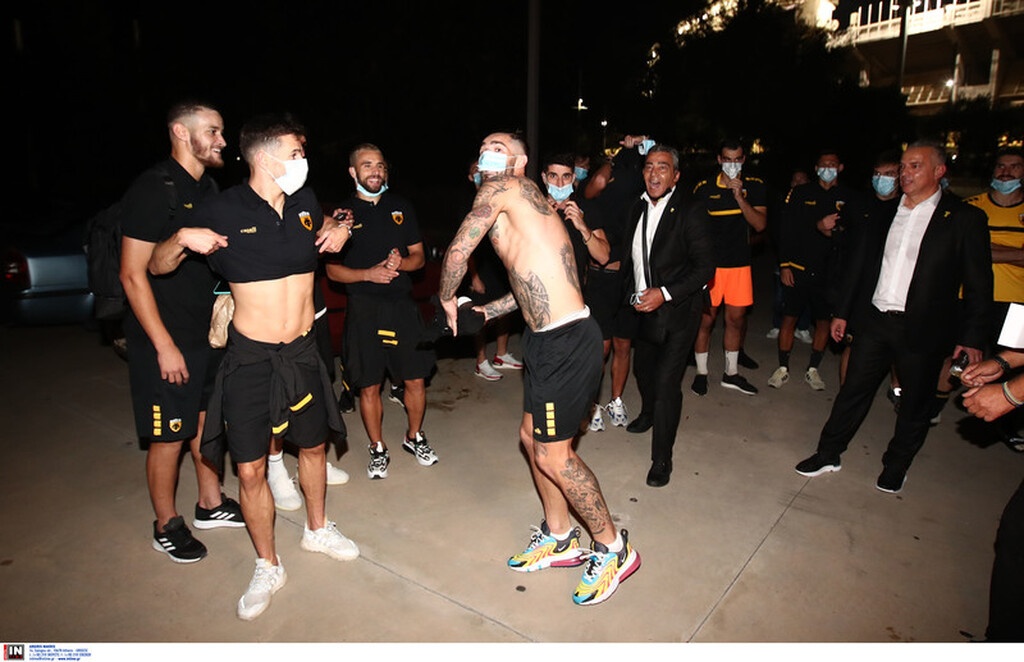 AEK-Βολφσμπουργκ: «Κάηκε» το ΟΑΚΑ – Πανηγύρισαν με τον κόσμο τους οι «κιτρινόμαυροι» (videos+photos)