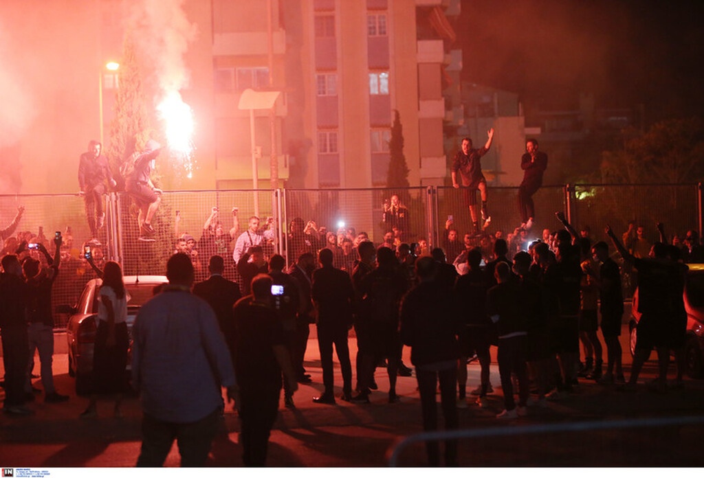 AEK-Βολφσμπουργκ: «Κάηκε» το ΟΑΚΑ – Πανηγύρισαν με τον κόσμο τους οι «κιτρινόμαυροι» (videos+photos)