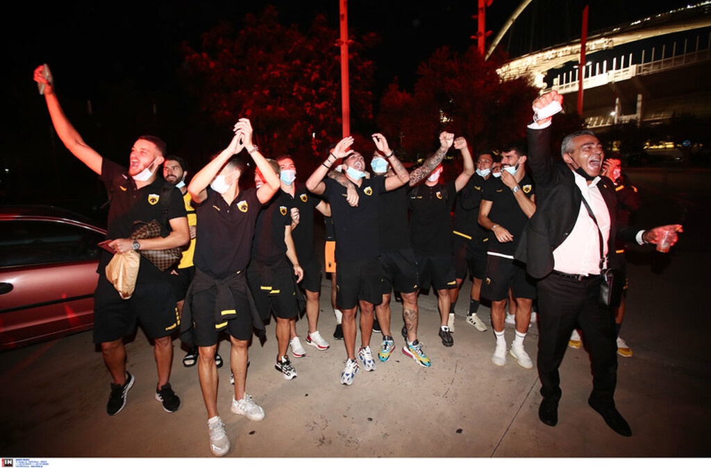AEK-Βολφσμπουργκ: «Κάηκε» το ΟΑΚΑ – Πανηγύρισαν με τον κόσμο τους οι «κιτρινόμαυροι» (videos+photos)