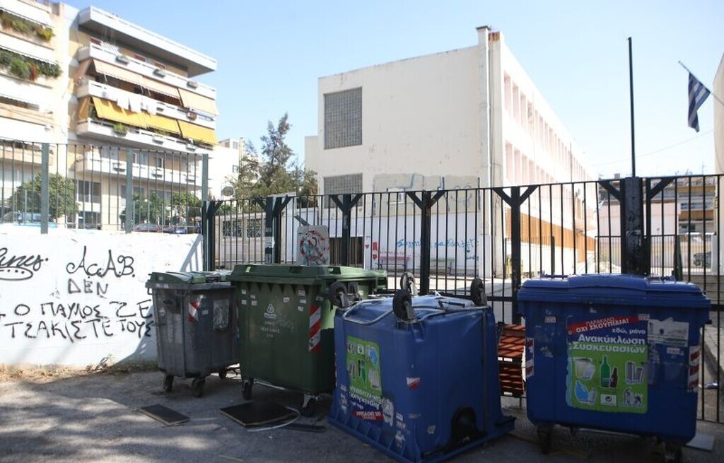 Στα σχολεία που τελούν υπό κατάληψη, όπως συμβαίνει συνήθως, υπάρχουν κρεμασμένα αρκετά πανό στα οποία αναγράφονται συνθήματα και αιτήματα των μαθητών.
