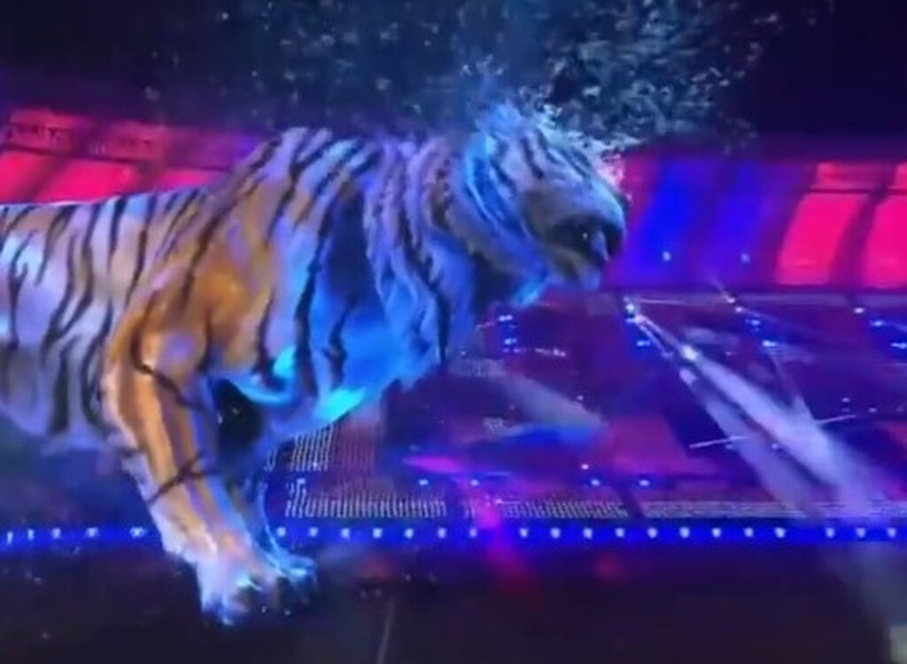 Ομάδα παρέδωσε μαθήματα με μυθικό σόου σε φιέστα πρωταθλήματος (videos+photos)