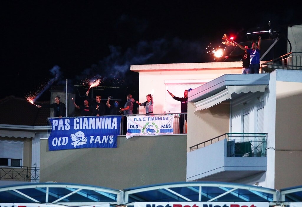 ΠΑΣ Γιάννινα - Ολυμπιακός: Άναψαν καπνογόνα στα… μπαλκόνια (photos+video)