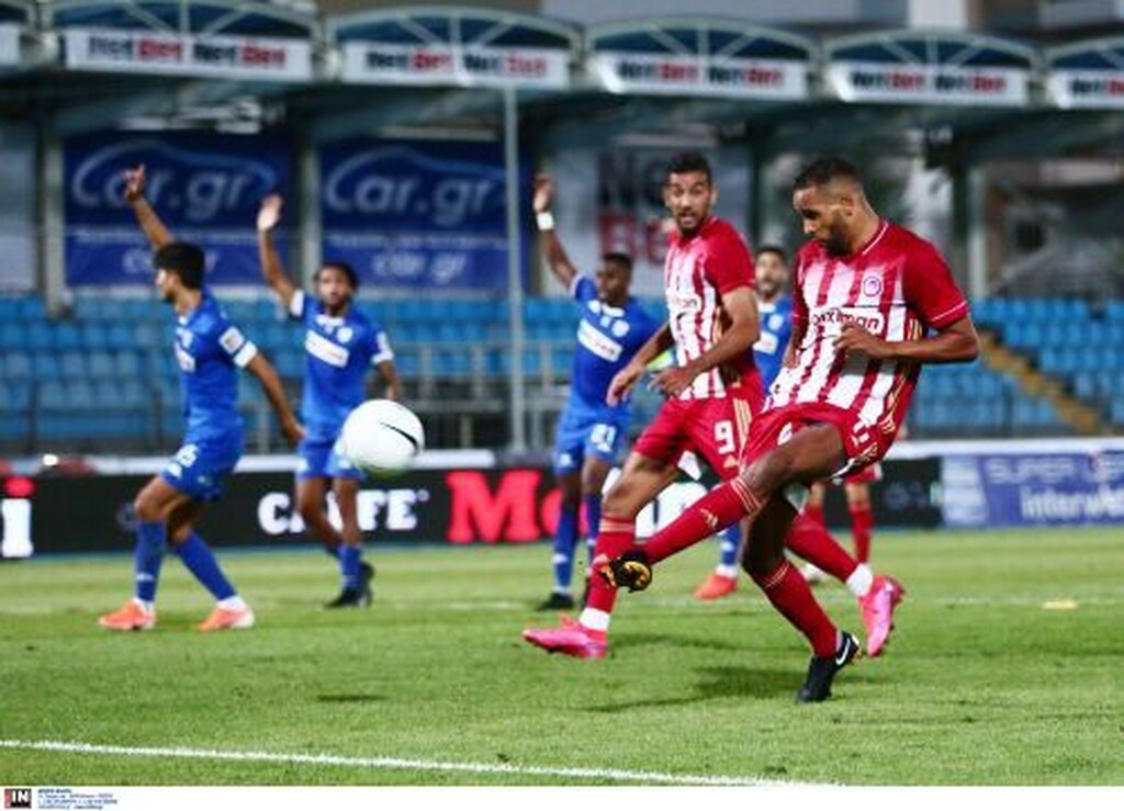 Ο Ελ Αραμπί πήρε την μπάλα και πλάσαρε με τους γηπεδούχους να διαμαρτύρονται ήδη για οφσάιντ...