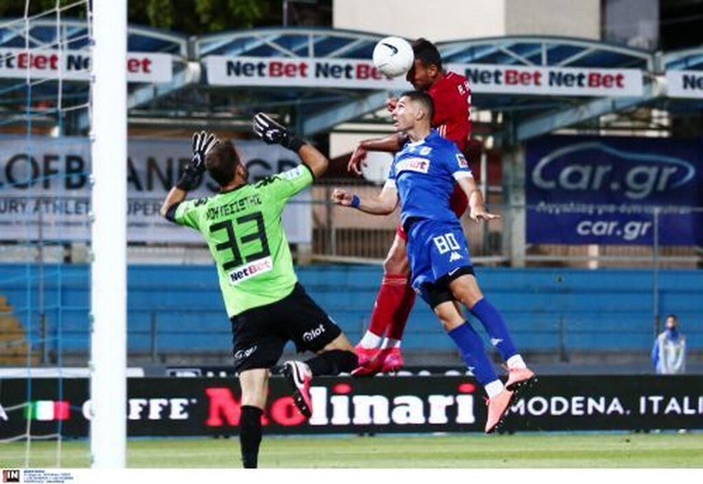 Ο Κουτεσιώτης απέκρουσε το σουτ του Ελ Αραμπί, αλλά ο Χασάν πήγε προς την μπάλα...