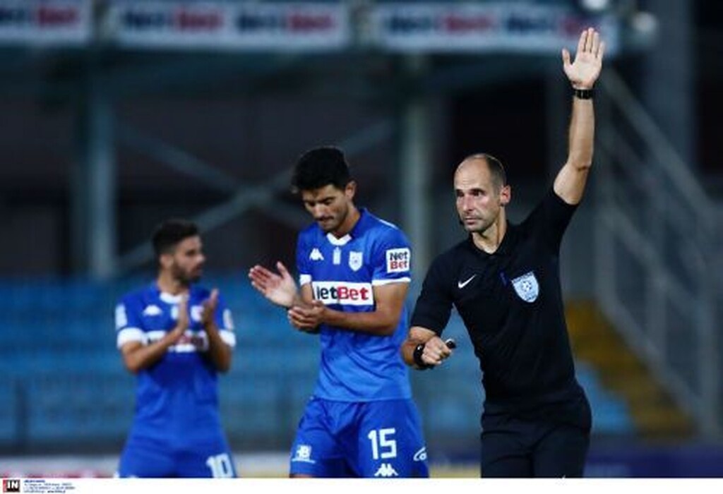 Και υπέδειξε το οφσάιντ...