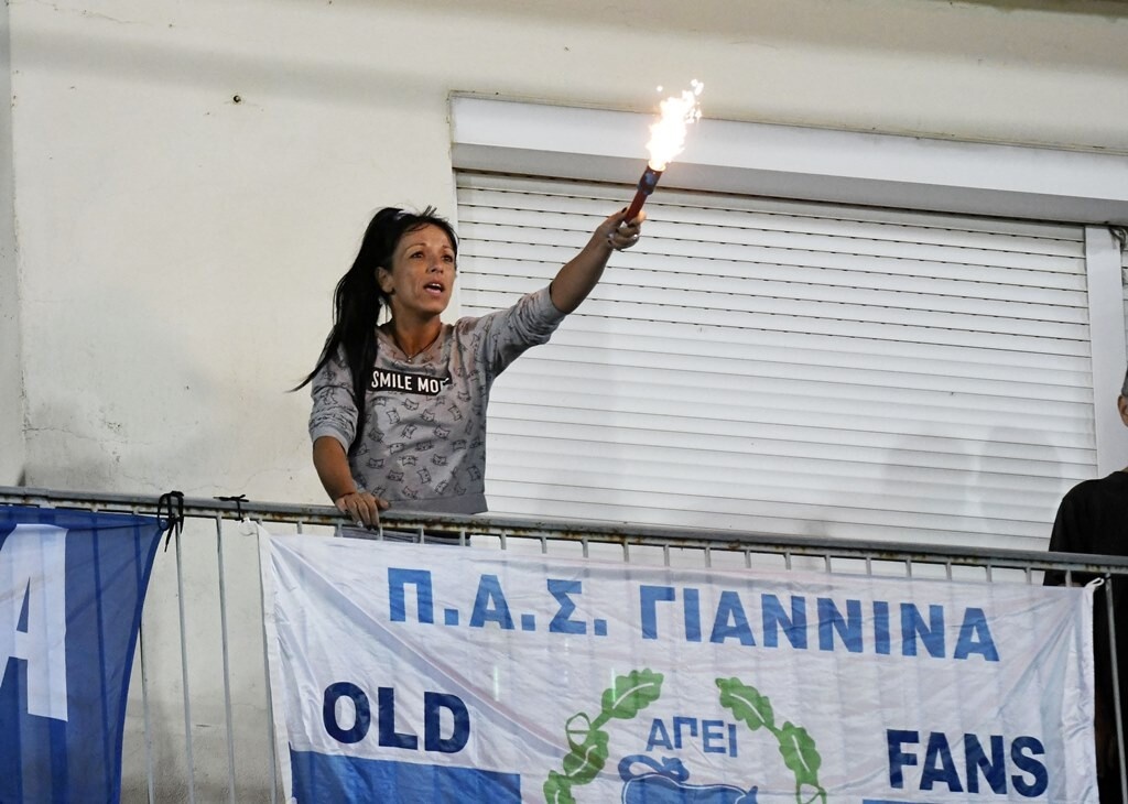 ΠΑΣ Γιάννινα - Ολυμπιακός: Άναψαν καπνογόνα στα… μπαλκόνια (photos+video)