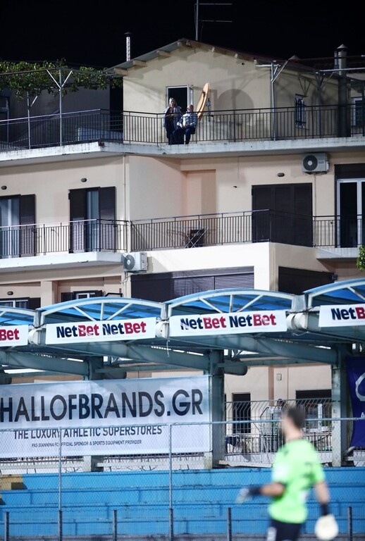 ΠΑΣ Γιάννινα - Ολυμπιακός: Άναψαν καπνογόνα στα… μπαλκόνια (photos+video)