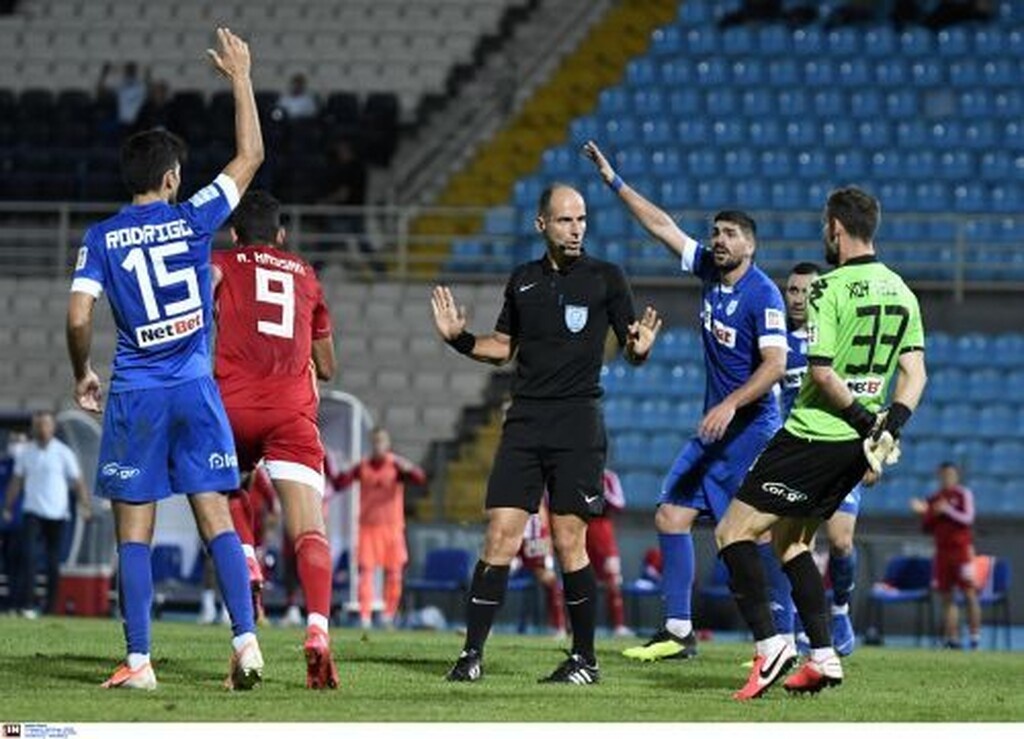 Ο Καραντώνης συμβουλεύτηκε το VAR