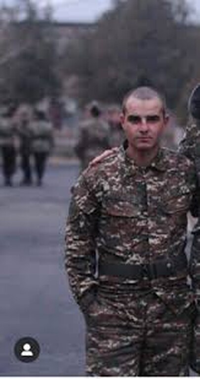 Σύμφωνα με τα ρεπορτάζ, ο 23χρονος μεσοεπιθετικός έπεσε νεκρός στο πεδίο της μάχης καθώς συνεχίζονται οι συγκρούσεις ανάμεσα στους Αρμένιους και στους Αζέρους στην περιοχή του Ναγκόρνο Καραμπάχ
