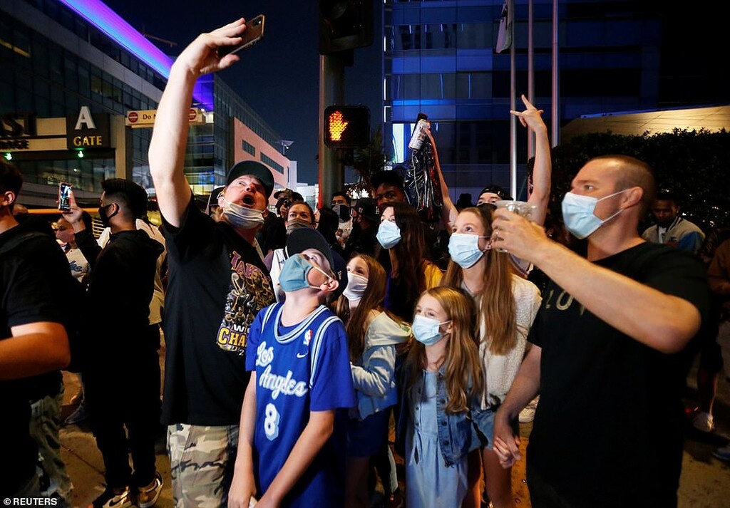 NBA: Ποιος κορονοϊός; Όλο το Λος Άντζελες στους δρόμους για τους Λέικερς (photos)