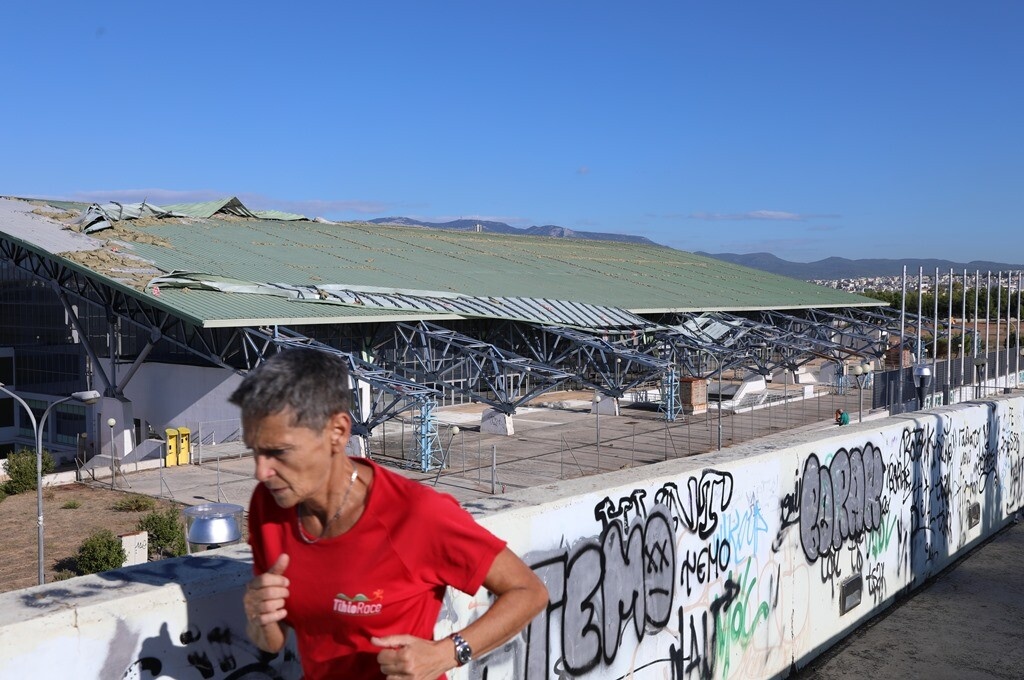 Η κακοκαιρία κατέστρεψε το κλειστό του Γαλατσίου (photos)