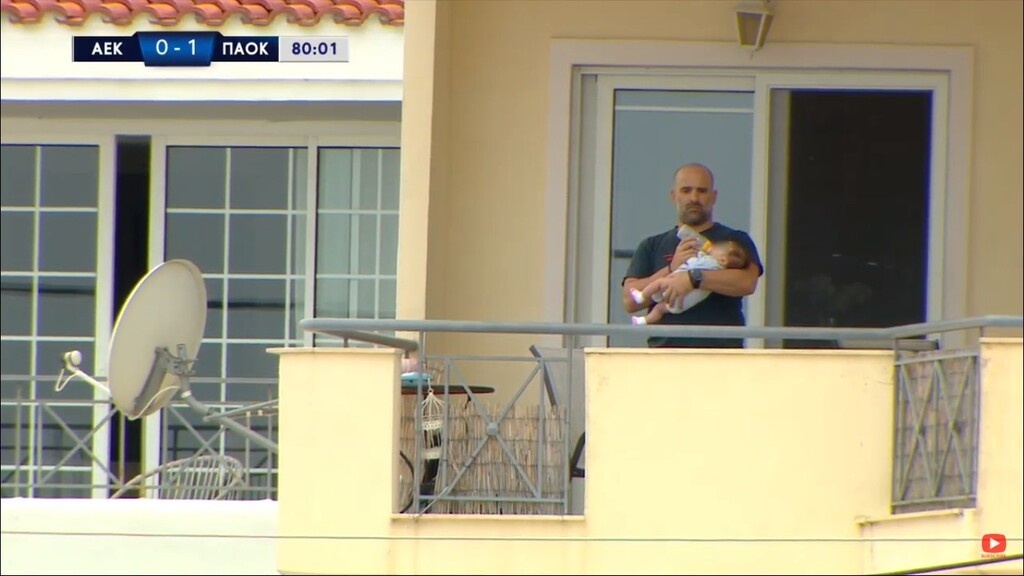ΑΕΚ - ΠΑΟΚ: Τρομερός μπαμπάς τάιζε το μωρό και έβλεπε Νέους (photos)