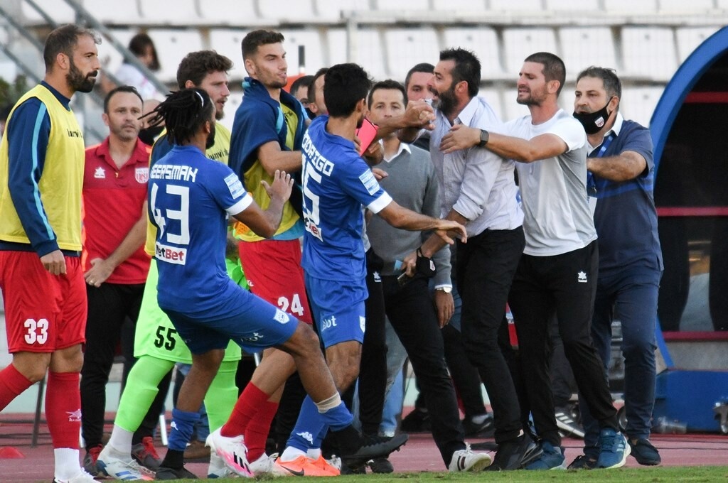 Ένταση στο φινάλε του ΝΠΣ Βόλος-ΠΑΣ Γιάννινα - Πυροσβέστης ο Ουάρντα (photos)