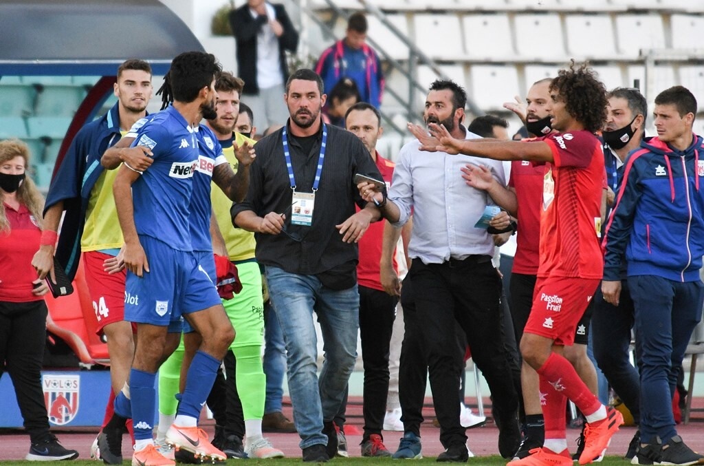 Ένταση στο φινάλε του ΝΠΣ Βόλος-ΠΑΣ Γιάννινα - Πυροσβέστης ο Ουάρντα (photos)