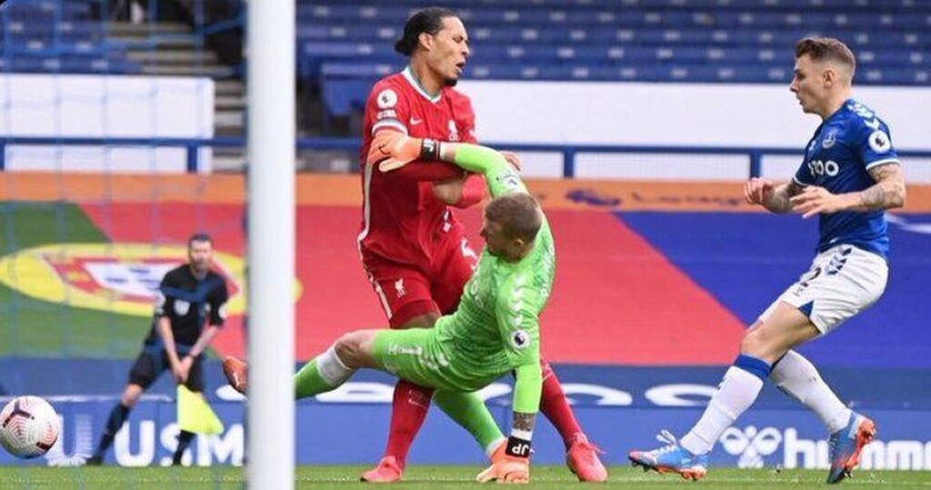 Λίβερπουλ: Αγωνία για Φαν Ντάικ (photos+video)