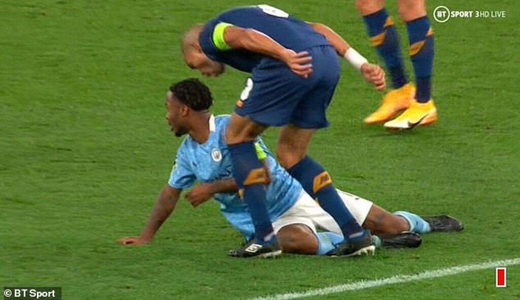 Μάντσεστερ Σίτι-Πόρτο: Τραγικός Πέπε, χτύπησε εκτός φάσης τον Στέρλινγκ