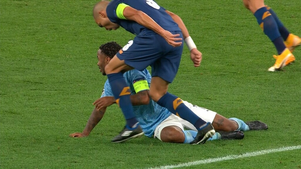 Μάντσεστερ Σίτι-Πόρτο: Τραγικός Πέπε, χτύπησε εκτός φάσης τον Στέρλινγκ