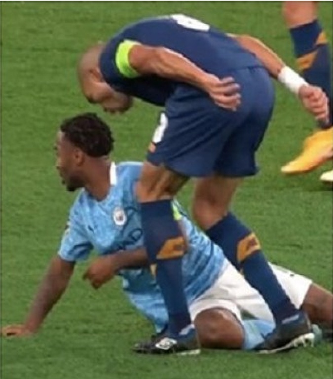 Μάντσεστερ Σίτι-Πόρτο: Τραγικός Πέπε, χτύπησε εκτός φάσης τον Στέρλινγκ