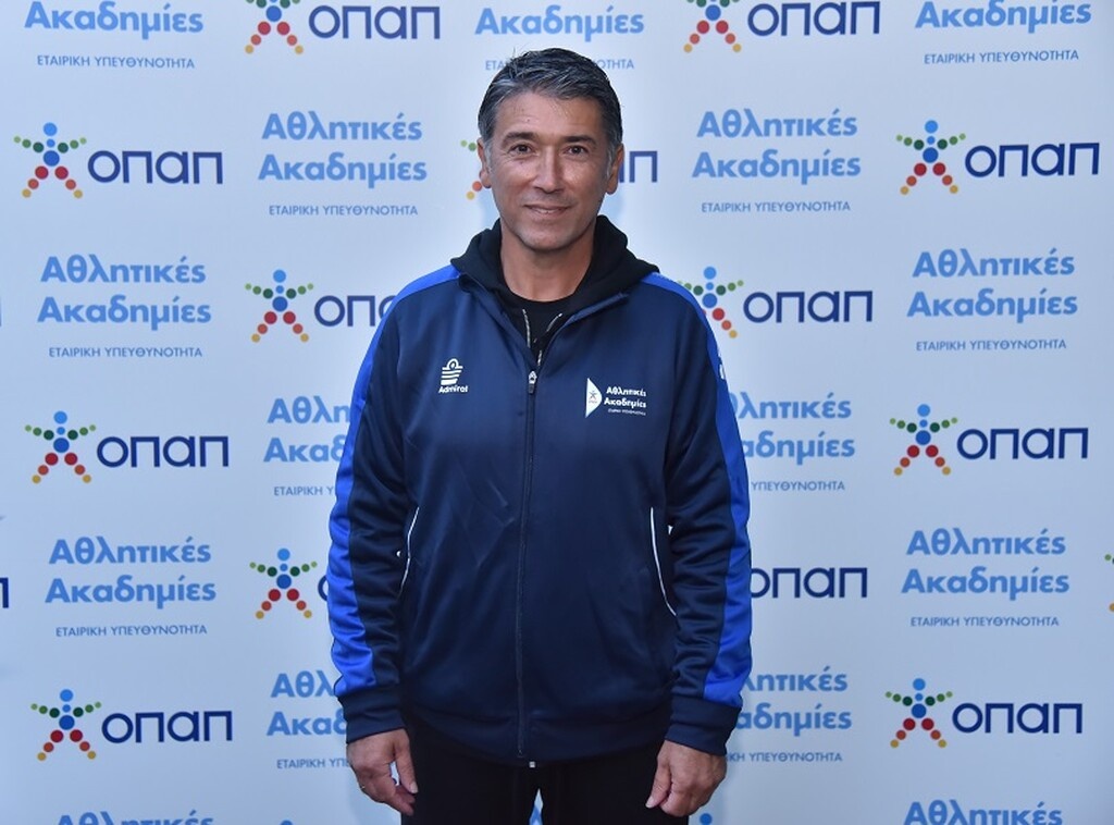 Ο Κώστας Τσάνας, υπεύθυνος προπονητικής ομάδας ποδοσφαίρου Αθλητικών Ακαδημιών ΟΠΑΠ, κοντά στα παιδιά της ακαδημίας Διάνα Αγίας Μαρίνας Ηλιούπολης, μέλους του προγράμματος Αθλητικών Ακαδημιών ΟΠΑΠ