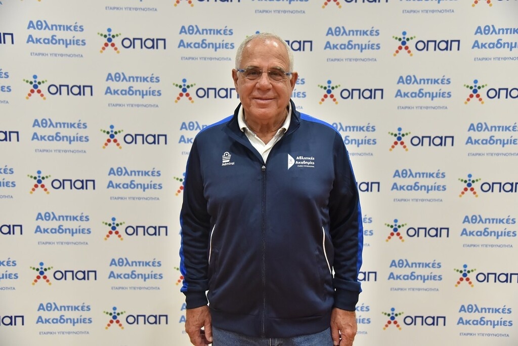 Ο Μιχάλης Κυρίτσης, υπεύθυνος προπονητικής ομάδας μπάσκετ Αθλητικών Ακαδημιών ΟΠΑΠ, κοντά στα παιδιά της ακαδημίας Κρόνος Αγίου Δημητρίου, μέλους του προγράμματος Αθλητικών Ακαδημιών ΟΠΑΠ