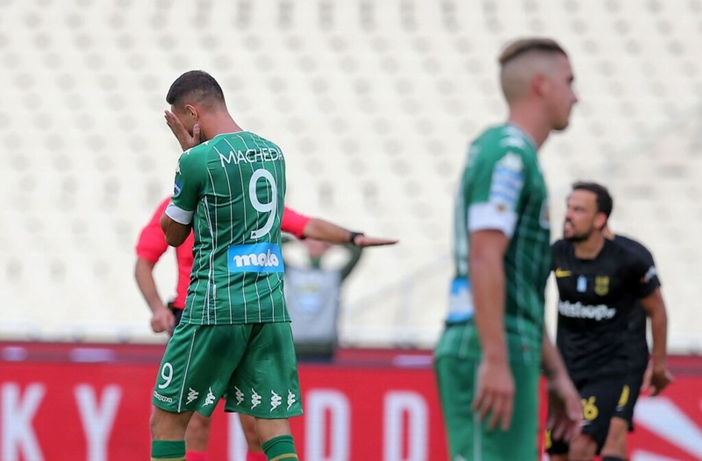 Μακέντα: Η θέση που τον… πάει πίσω! (Photos)
