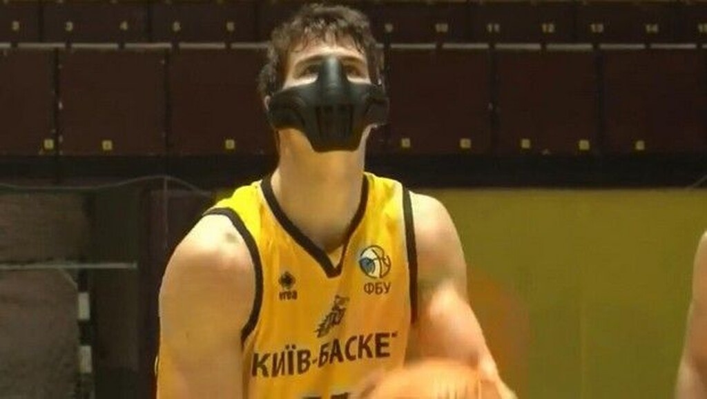 Κορονοϊός: Έπαιξε με μάσκα και έγραψε ιστορία (photos+video)