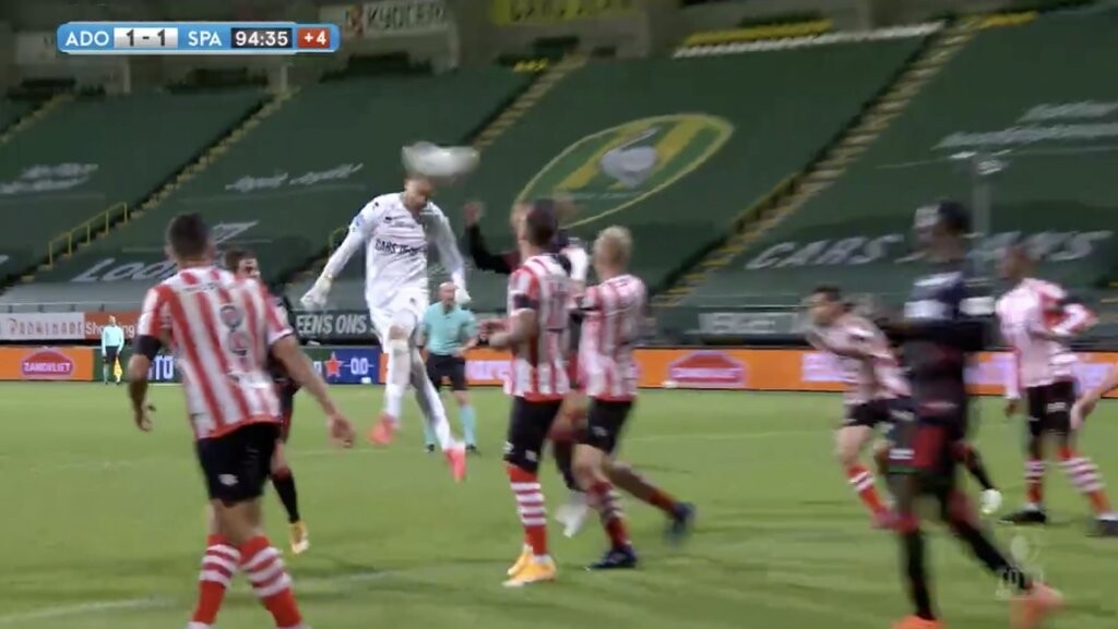 Ολλανδία: «Ήρωας» τερματοφύλακας σκόραρε σε κόρνερ στο 94’ κι έδωσε την πρόκριση στα πέναλτι (video)