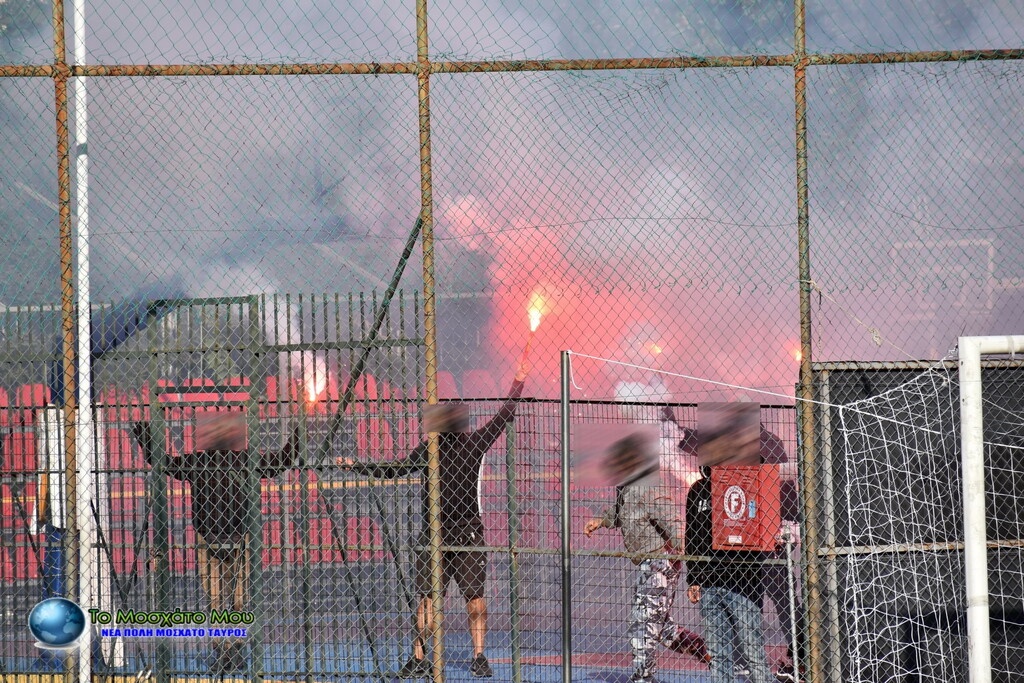 Απίστευτα πράγματα εν μέσω κορονοϊού: Οπαδοί εισέβαλαν σε γήπεδο και άνοιξαν καπνογόνα (photos)