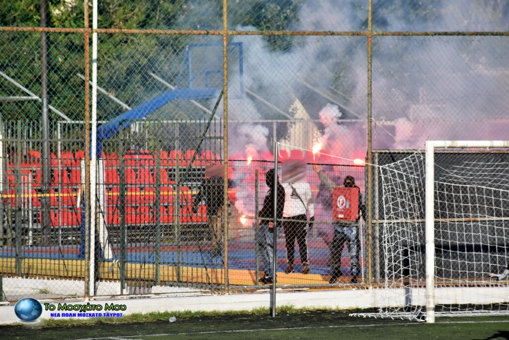 Απίστευτα πράγματα εν μέσω κορονοϊού: Οπαδοί εισέβαλαν σε γήπεδο και άνοιξαν καπνογόνα (photos)