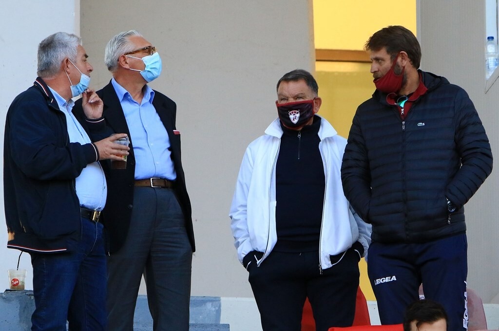 Λάρισα: Επίθεση Κούγια σε Μπελεβώνη - «Υπαλληλάκο της κακιάς ώρας» (photos)